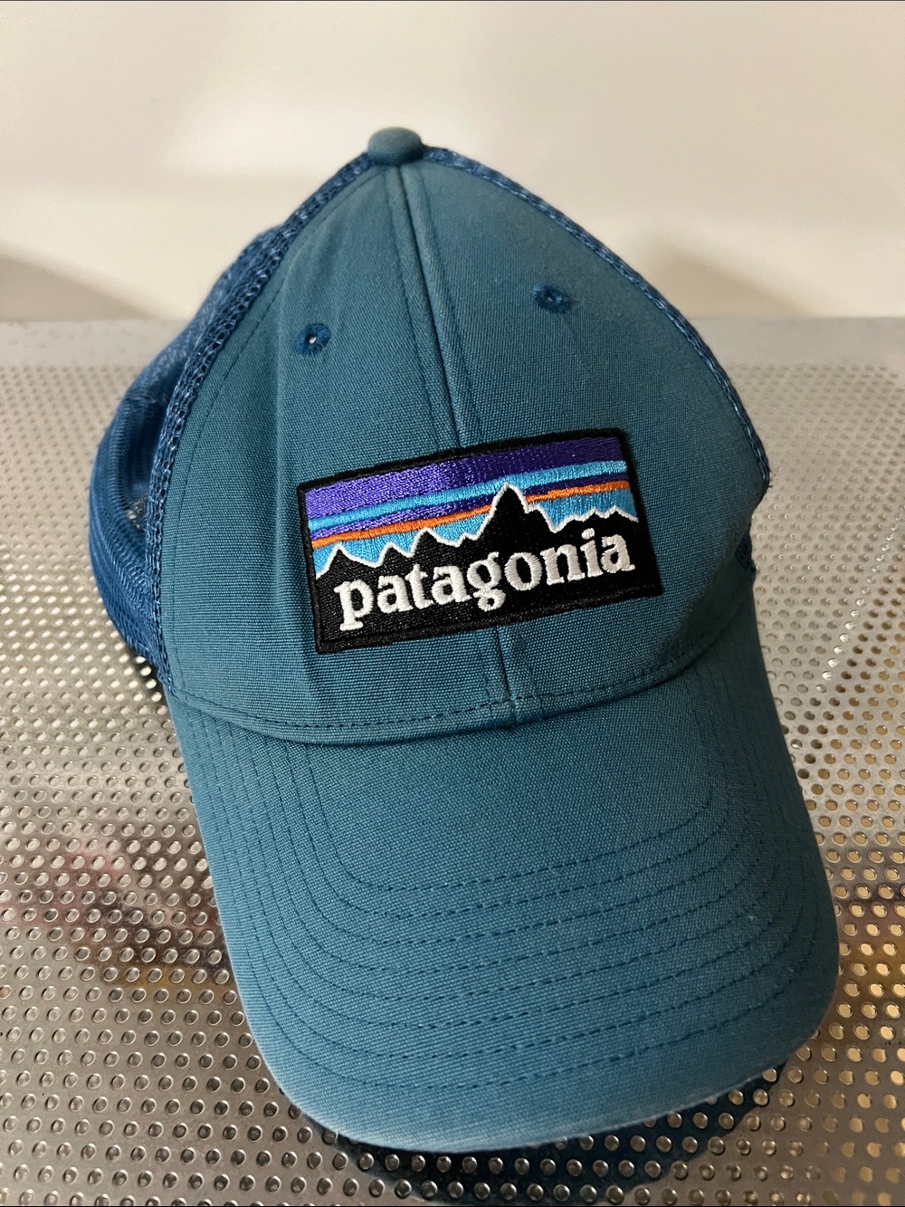 Patagonia P-6 Logo Trucker Hat Black camp Faded Mesh Snapback Cap Mens Outdoor